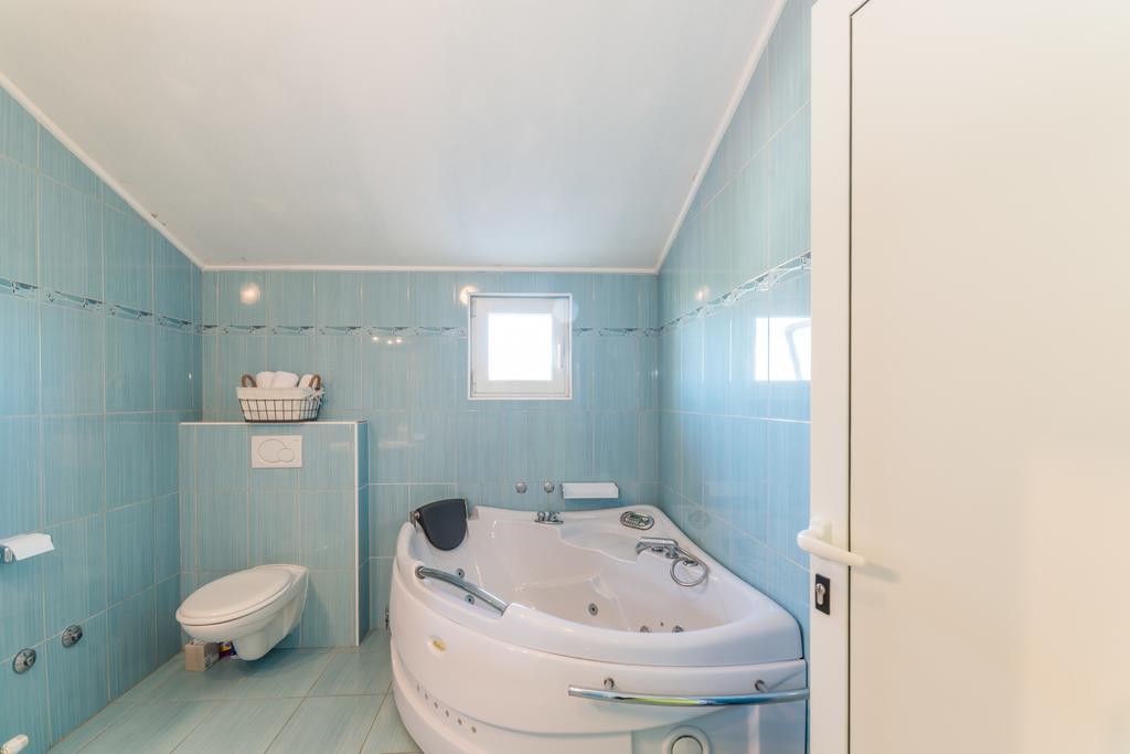 Crowonder Sun&Fun Holiday house with big swimming pool&large garden! Bibinje Buitenkant foto