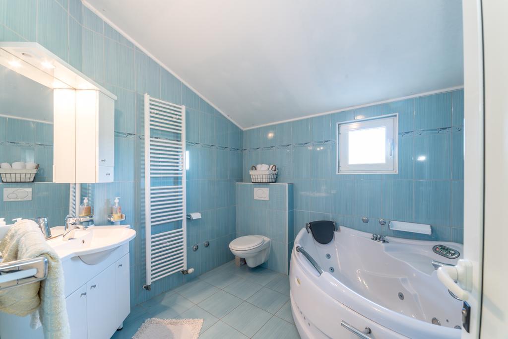 Crowonder Sun&Fun Holiday house with big swimming pool&large garden! Bibinje Buitenkant foto