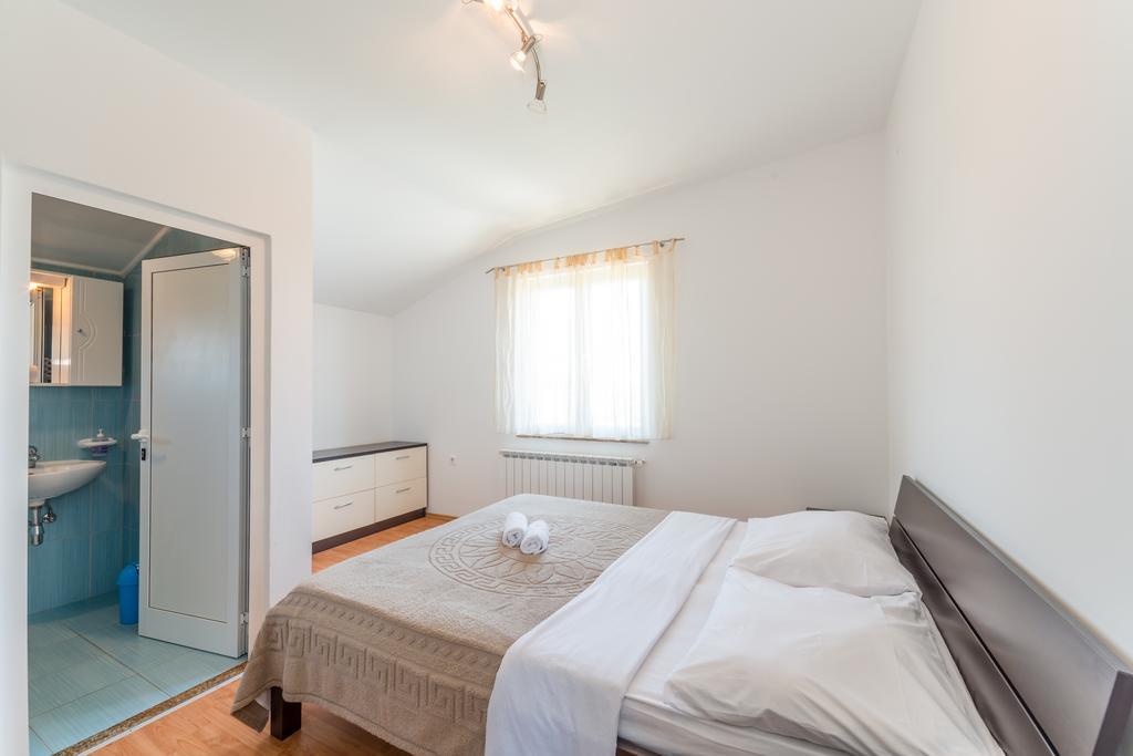 Crowonder Sun&Fun Holiday house with big swimming pool&large garden! Bibinje Buitenkant foto