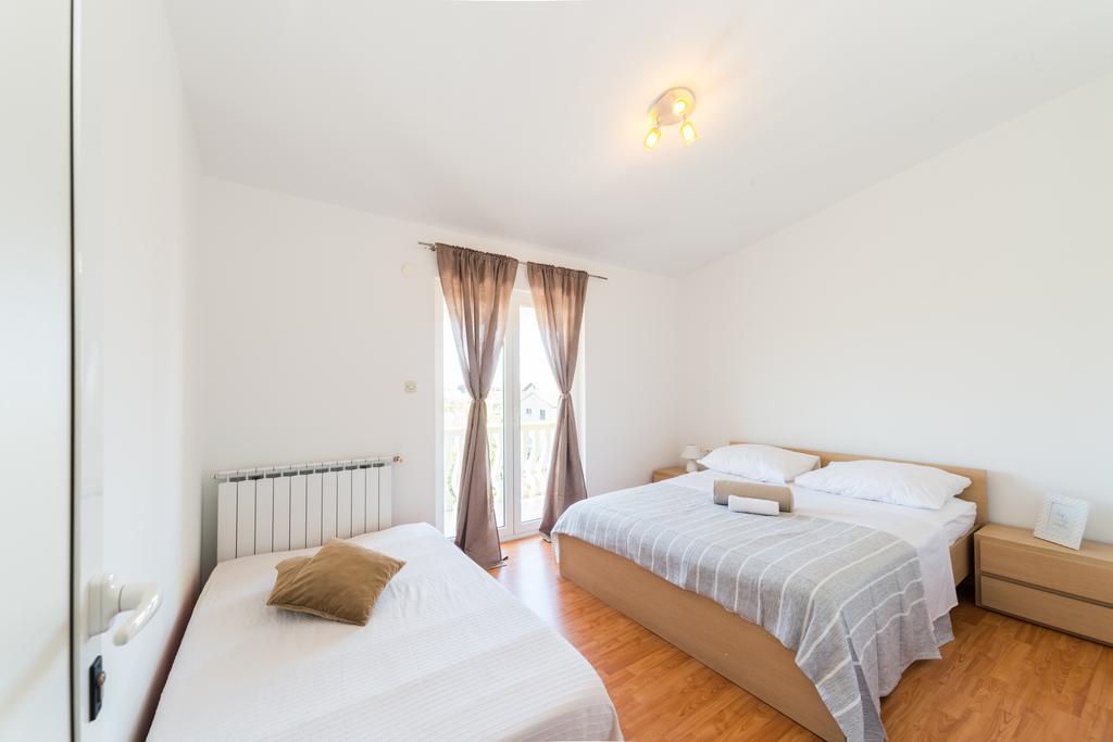 Crowonder Sun&Fun Holiday house with big swimming pool&large garden! Bibinje Buitenkant foto