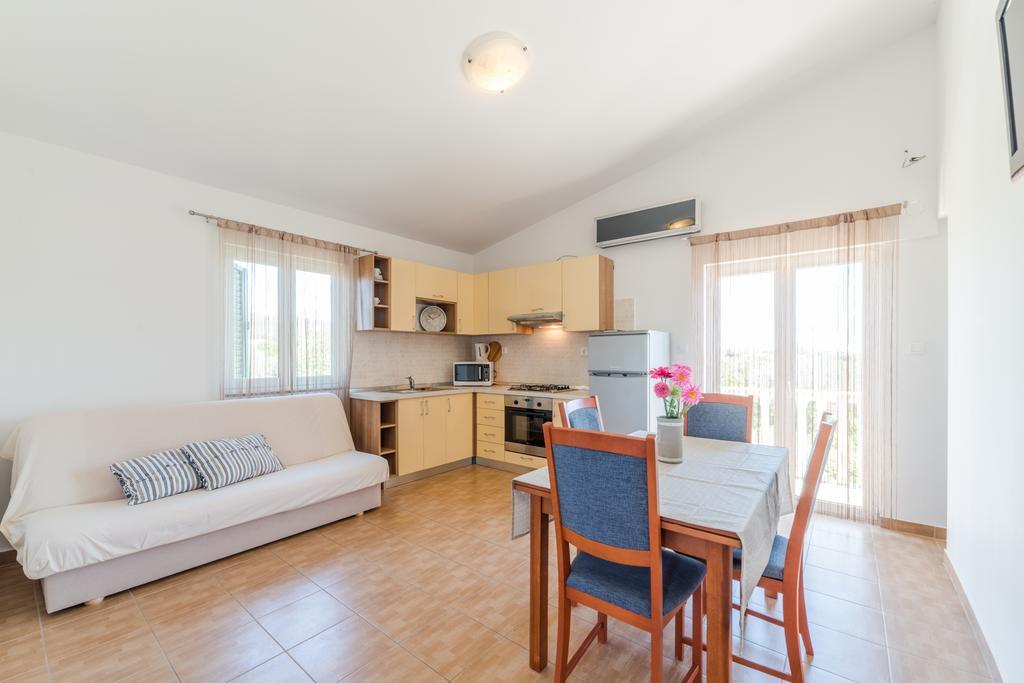 Crowonder Sun&Fun Holiday house with big swimming pool&large garden! Bibinje Buitenkant foto