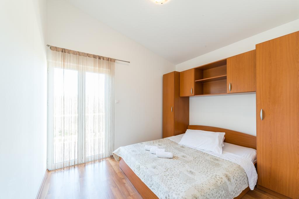 Crowonder Sun&Fun Holiday house with big swimming pool&large garden! Bibinje Buitenkant foto