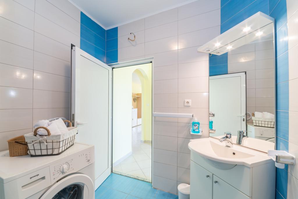 Crowonder Sun&Fun Holiday house with big swimming pool&large garden! Bibinje Buitenkant foto