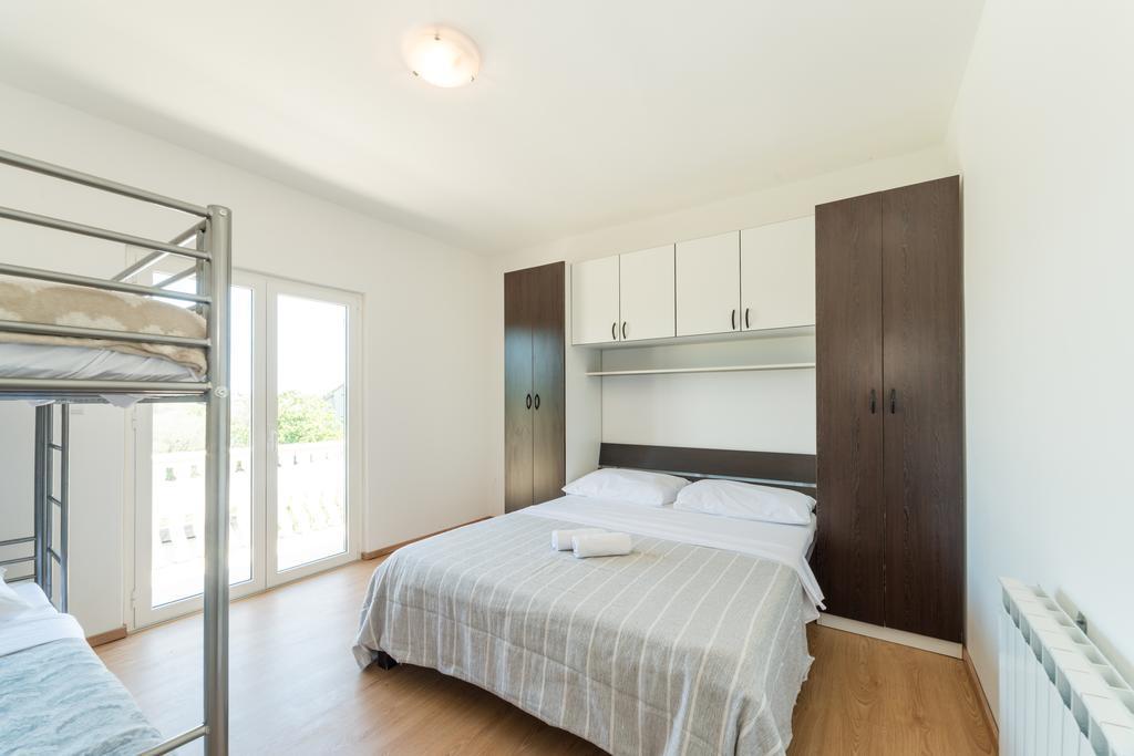 Crowonder Sun&Fun Holiday house with big swimming pool&large garden! Bibinje Buitenkant foto