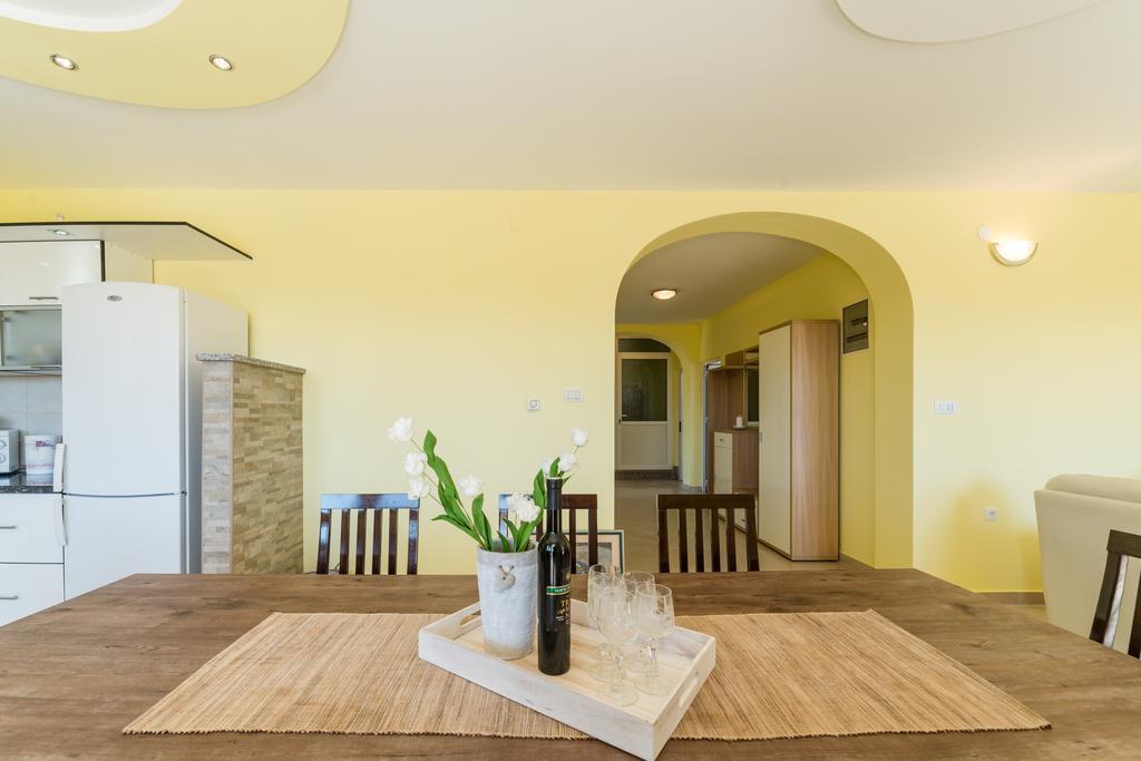 Crowonder Sun&Fun Holiday house with big swimming pool&large garden! Bibinje Buitenkant foto