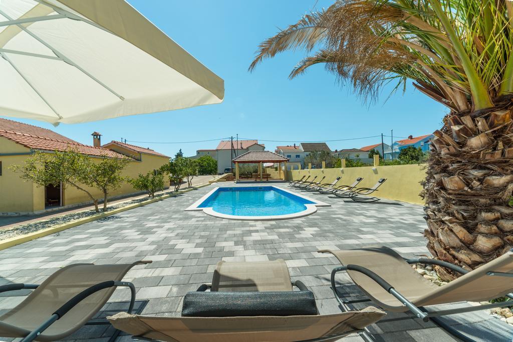 Crowonder Sun&Fun Holiday house with big swimming pool&large garden! Bibinje Buitenkant foto
