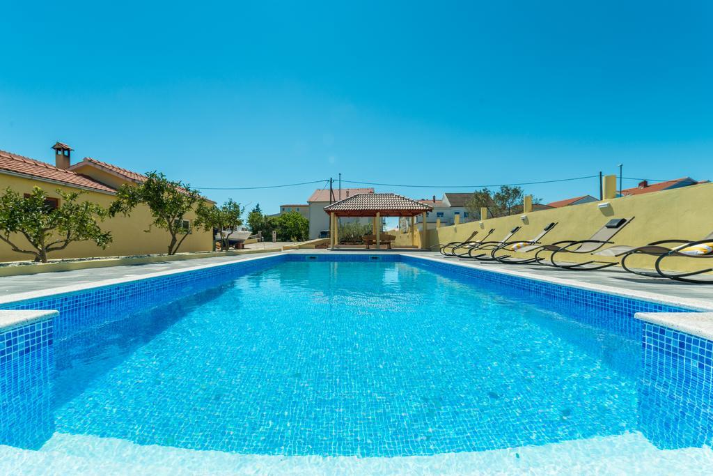 Crowonder Sun&Fun Holiday house with big swimming pool&large garden! Bibinje Buitenkant foto